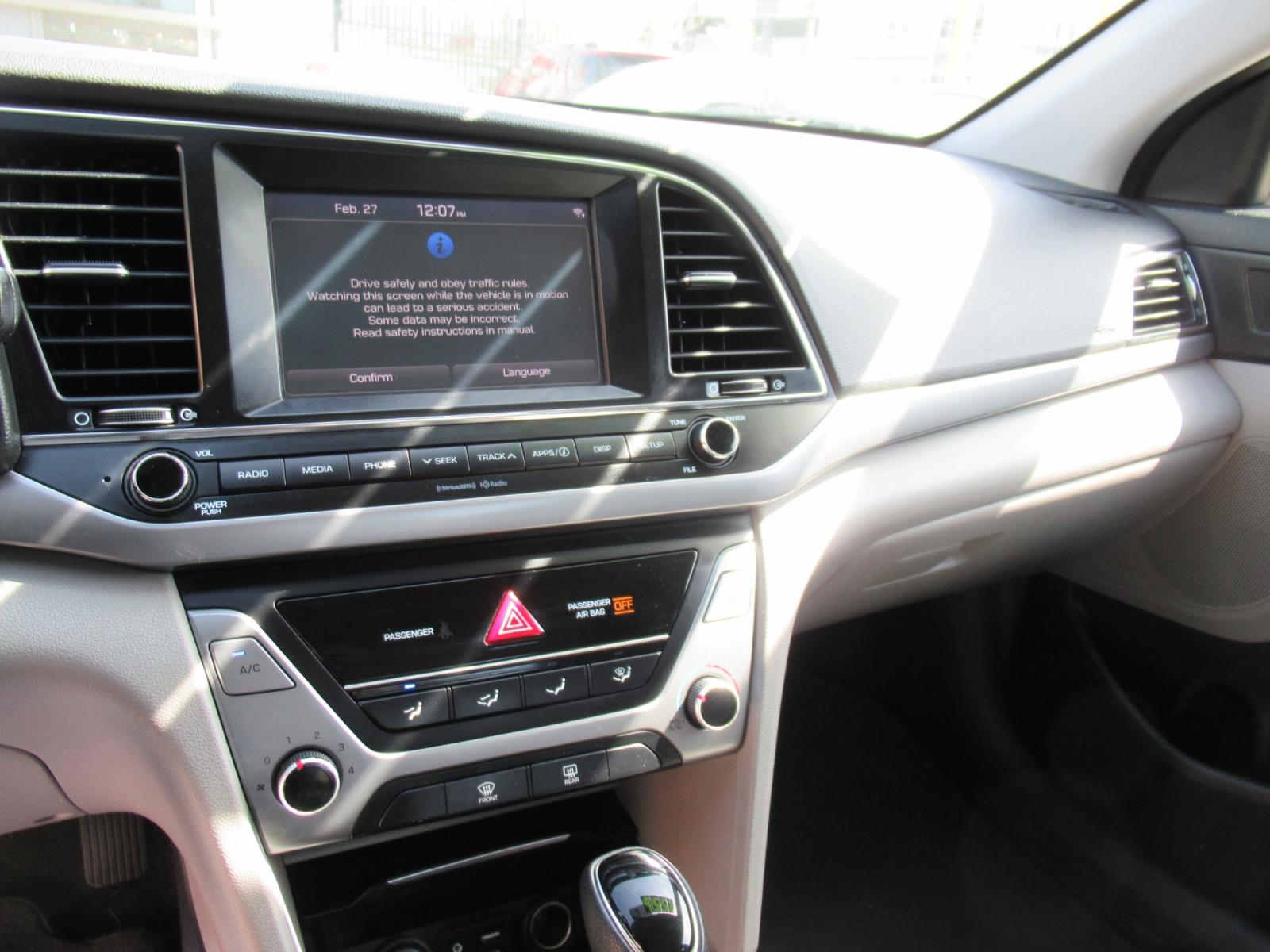 2017 Gray /Gray Hyundai Elantra Limited (5NPD84LF0HH) with an 1.8L L4 DOHC 16V engine, 6A transmission, located at 1511 North Shepherd Dr., Houston, TX, 77008, (281) 657-1221, 29.798361, -95.412560 - 2017 HYUNDAI ELANTRA SE/VALUE/LIMITED VIN: 5NPD84LF0HH003268 5 N P D 8 4 L F 0 H H 0 0 3 2 6 8 SEDAN 4 DR 2.0L I4 F DOHC 16V GASOLINE FRONT WHEEL DRIVE - Photo #4